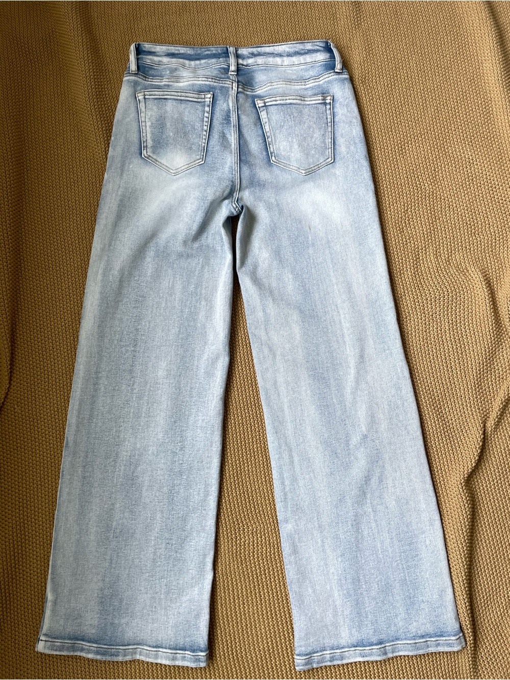 Light Wash Wide-Leg Women’s Jeans - Flared Casual Denim - Picture 3 of 5